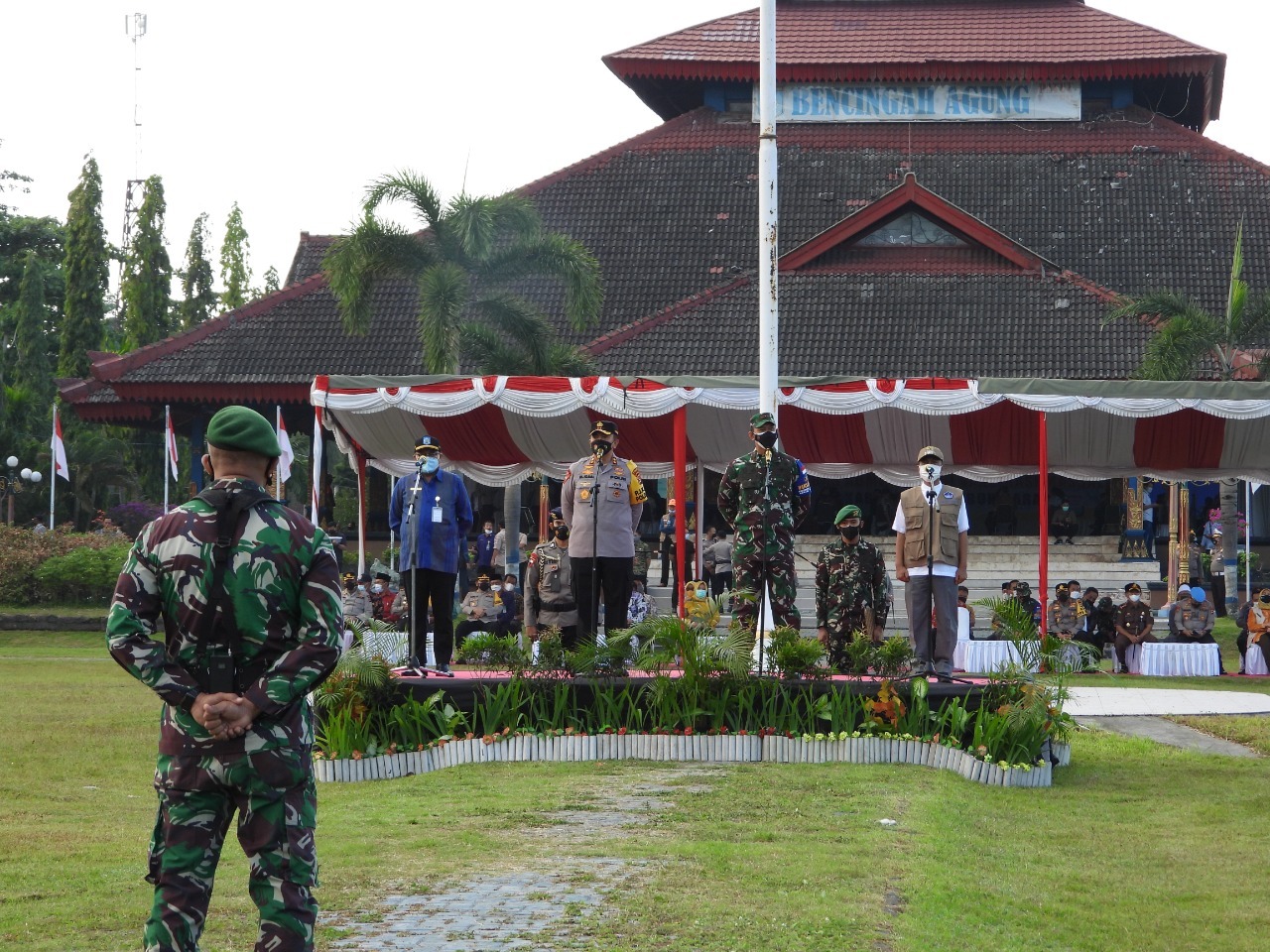 percepat vaksinasi kapolda ntb pimpin apel gelar pasukan di kantor bupati lombok barat 24465