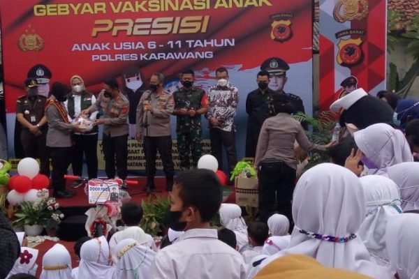 percepatan capaian vaksinasi anak kapolda jabar tinjau gebyar vaksinasi anak presisi usia 6 11 tahun di karawang 22884