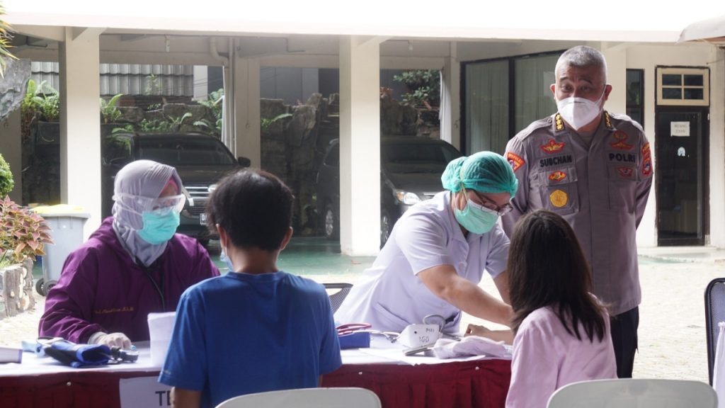 percepatan vaksinasi covid 19 polda kalsel siapkan 1 000 dosis vaksin untuk masyarakat kalsel 27093