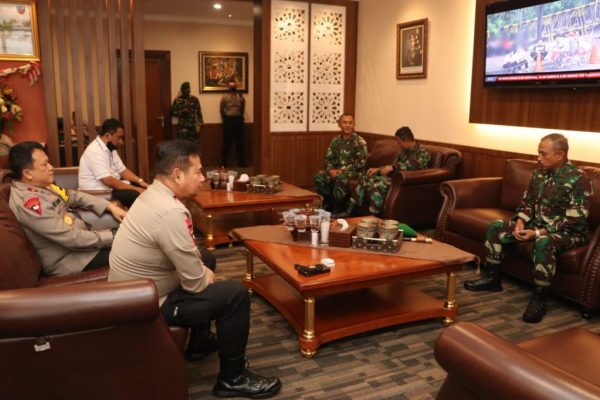 pererat sinergitas bahas pilkada 2020 dan perkembangan covid 19 kapolda kaltim terima kunjungan pangdam vi mlw 34902
