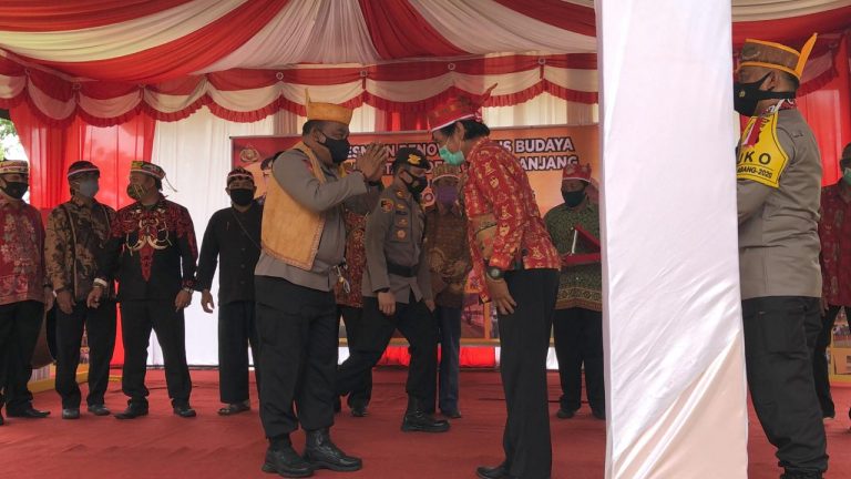 pererat sinergitas kapolda kalteng berikan plakat kenang kenangan kepada tokoh adat dayak di kobar 32490