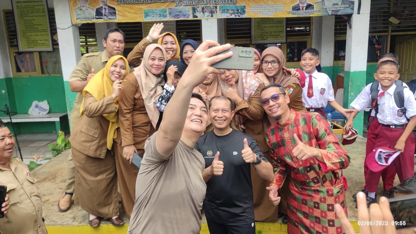 peringati hardiknas kapolda riau bersama danrem 031 kunjungi sdn 77 dan 143 pekanbaru 57605