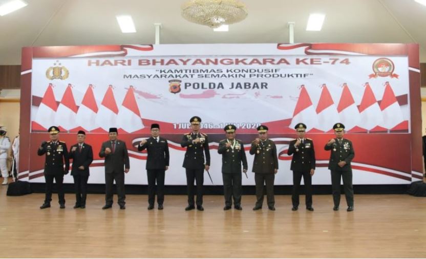 peringati hari bhayangkara ke 74 polda jabar ikuti upacara secara virtual 11196