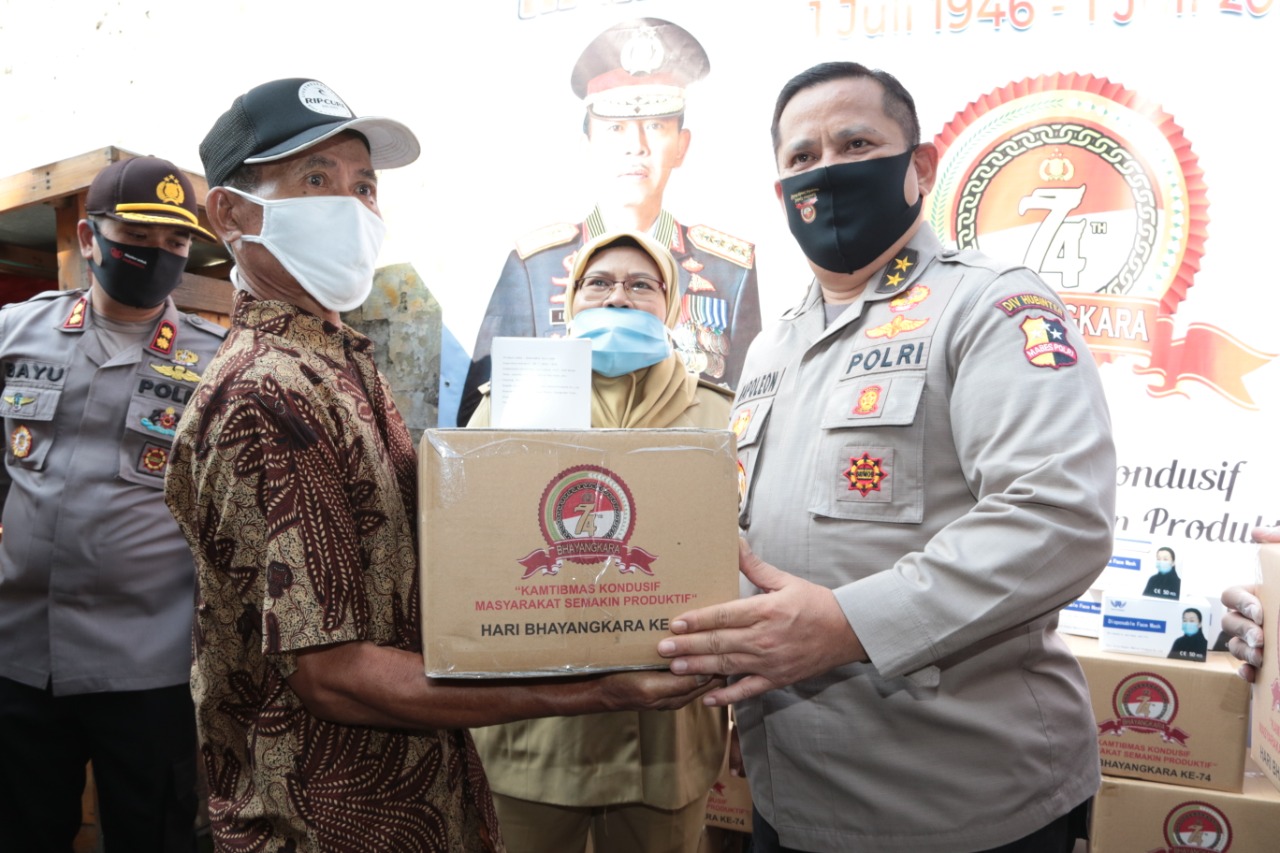 peringati hari bhayangkara ke 74 polri berikan bantuan sembako kepada pedagang kali lima 11180