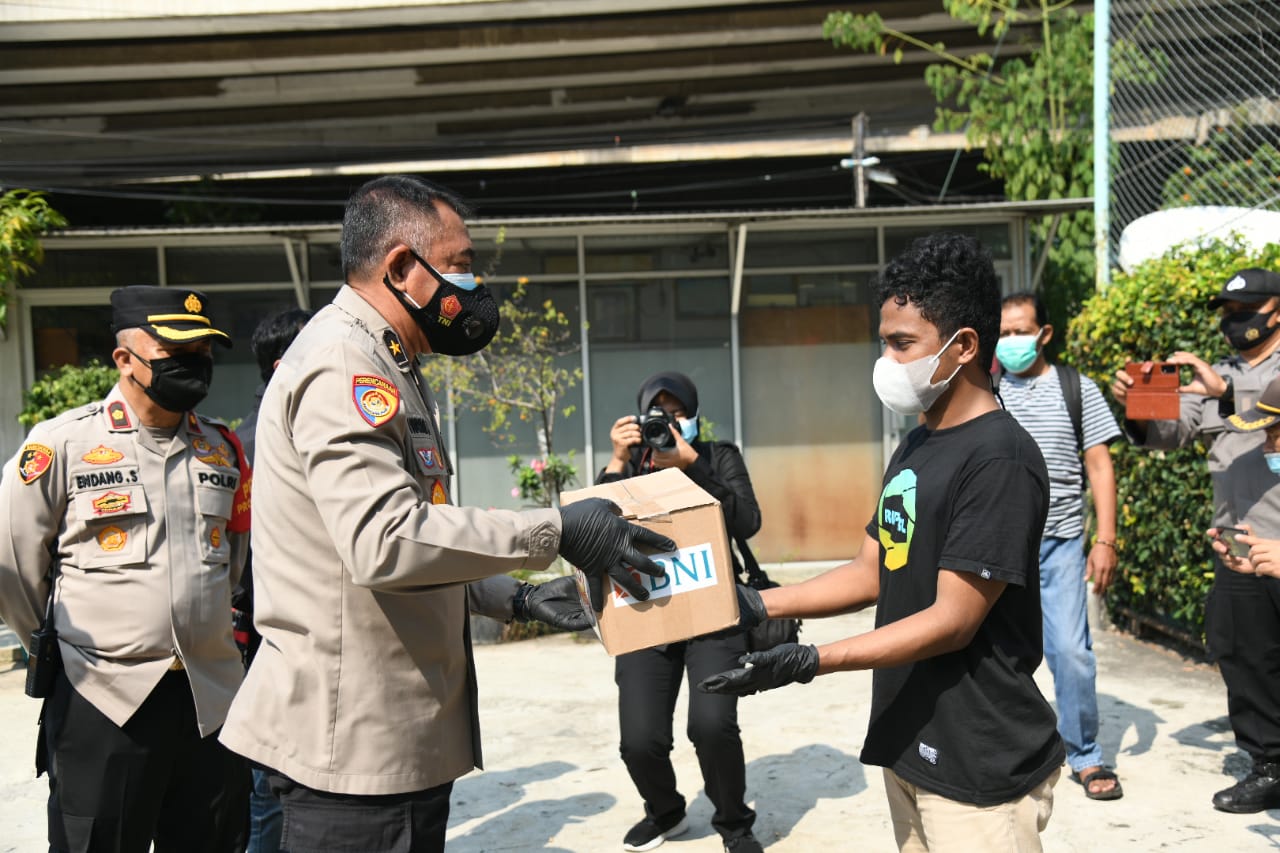 peringati hari bhayangkara ke 75 polri berbagi sembako untuk mahasiswa perantauan 9343