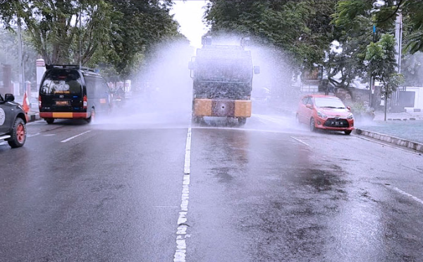 peringati hari bhayangkara polda sulteng lakukan penyemprotan disinfektan 11099