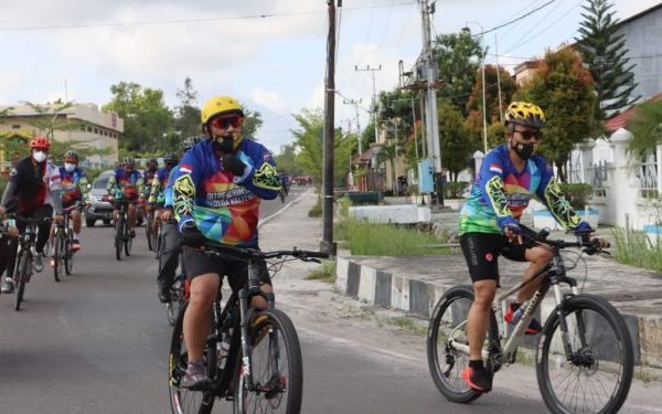 peringati hari isra mi raj kapolda dan wakapolda kalteng gowes sembari berbagi 30780