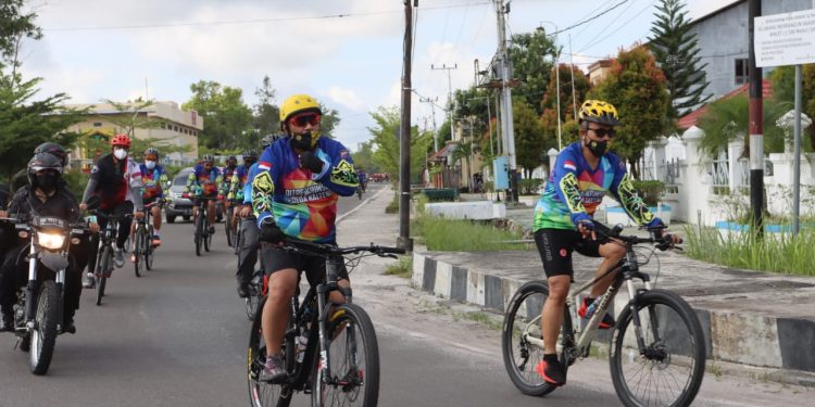peringati hari isra mi raj kapolda dan wakapolda kalteng gowes sembari berbagi 30780