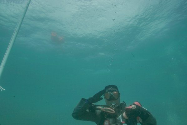 peringati hari kemerdekaan ri ke 75 kapolda ntt kibarkan bendera merah putih di bawah laut 34936