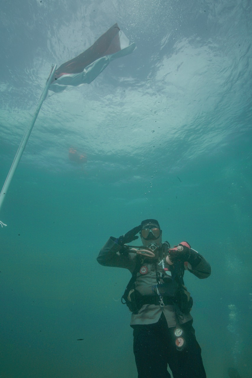 peringati hari kemerdekaan ri ke 75 kapolda ntt kibarkan bendera merah putih di bawah laut 34936