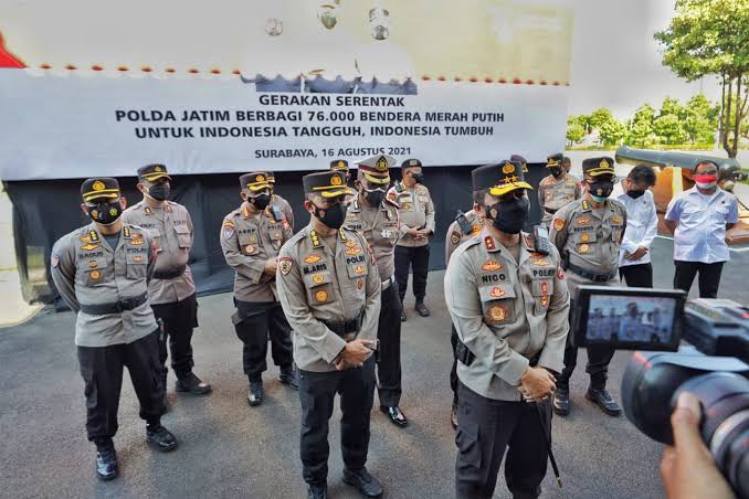 peringati hari kemerdekaan ri ke 76 polda jatim bagikan 76 000 bendera merah putih 26807