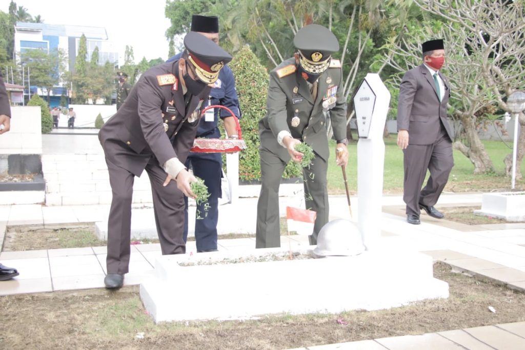 peringati hari pahlawan ke 75 wakapolda kaltim ziarah ke taman makam pahlawan 32613