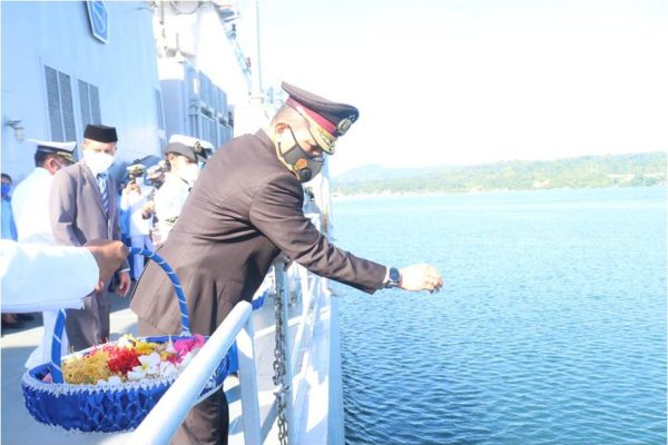 peringati hari pahlawan wakapolda maluku gelar tabur bunga di laut 24921