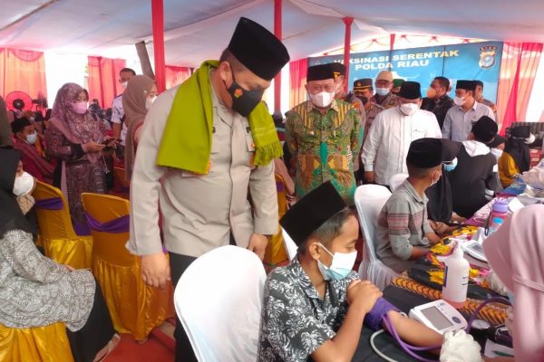 peringati hari santri nasional ke 4 di ponpes hidayatul salafiyah polda riau gelar vaksinasi serentak 24714