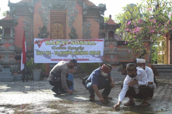 peringati hut ke 76 korps brimob polri satuan brimob polda riau bersihkan rumah ibadah masjid dan pura 9822
