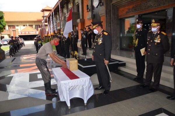 peringati hut ri ke 75 kapolda bali lepas penyerahan bakti sosial serentak 34943
