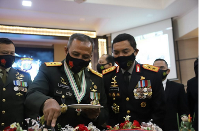 peringati hut tni ke 75 sekaligus memupuk sinergitas tni polri kapolda kaltim beri kejutan kepada pangdam vi mlw 35349