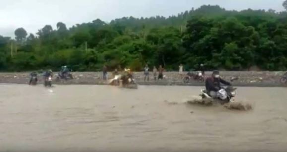 perjuangan nakes besama tni polri di ntt bertaruh nyawa seberangi sungai deras sukseskan vaksinasi di pedalaman 9935