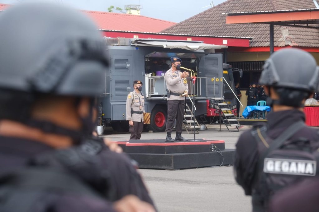 perkuat pengamanan malam tahun baru kapolda sulsel pimpin apel siaga di markas brimob 18239