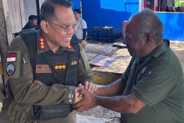 perkuat sinergi kasatgas humas ops damai cartenz silaturahmi dengan ketua dewan adat pegunungan bintang 84057