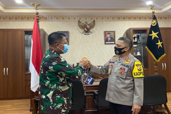 perkuat sinergitas dan soliditas kapolda maluku terima kunjungan pangkoarmada iii di mapolda 32663