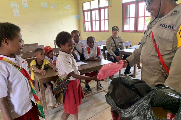 personel binmas noken ops damai cartenz sentuh pendidikan di pedalaman papua 45861