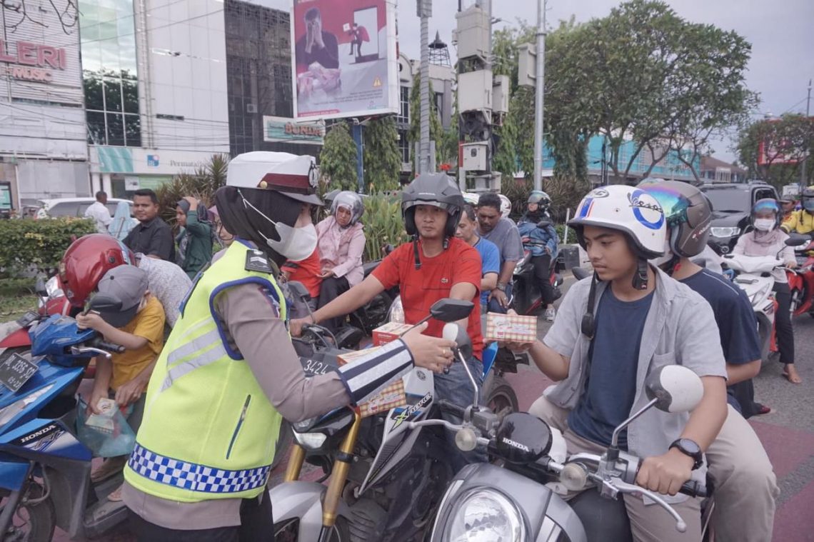 personel ditlantas polda aceh bagikan takjil di hari pertama puasa ramadan 45593