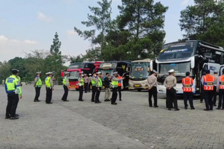 personel ditlantas polda jabar lakukan ramp check bus pariwisata 75360