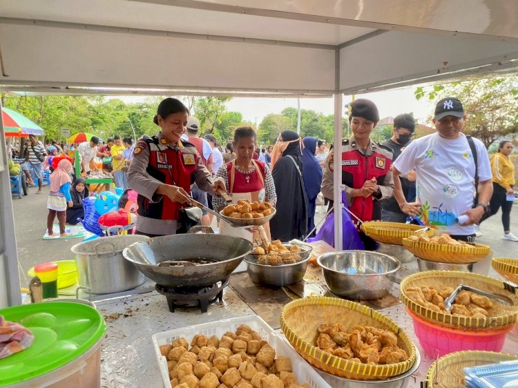 personel ditsamapta polda ntt bantu masyarakat di cfd warga sampaikan terima kasih untuk polri 80040