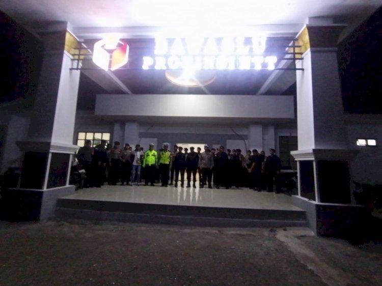personel gabungan omb turangga lakukan patroli cipkon di kantor kpu provinsi ntt 72869
