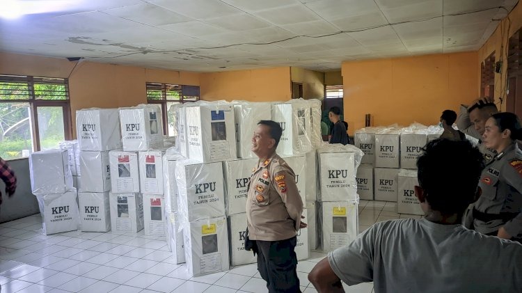 personel omb polda ntt lakukan pengamanan pergeseran logistik pemilu di wilayah kecamatan alok 70148
