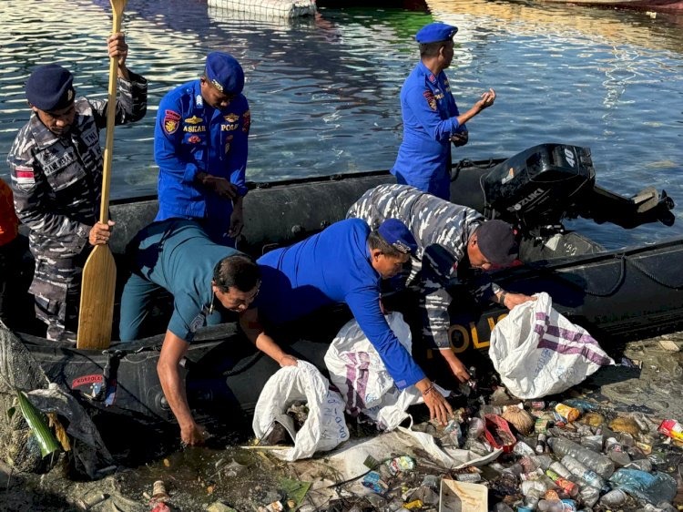 personel patroli polairud di sikka dan instansi maritim gelar bersih laut dan pembagian bendera merah putih di pesisir wuring 77496