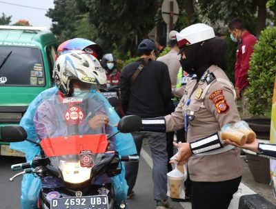 personel polda jabar bagi bagi takjil kepada masyarakat di bulan puasa 45619