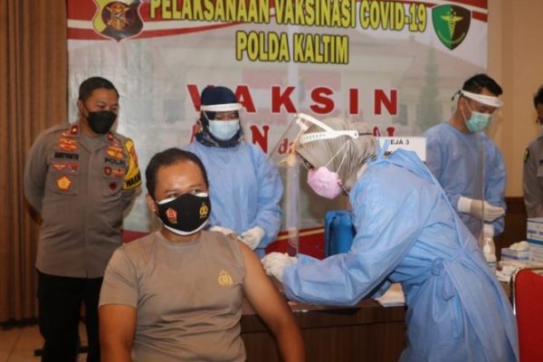 personel polda kaltim laksanakan suntik vaksinasi covid 19 tahap pertama 30691