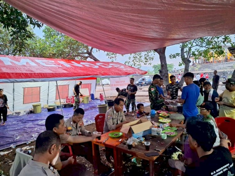 personel polres flores timur dan bko polda ntt di tengah kepanikan pengungsian akibat erupsi gunung lewotobi 80772