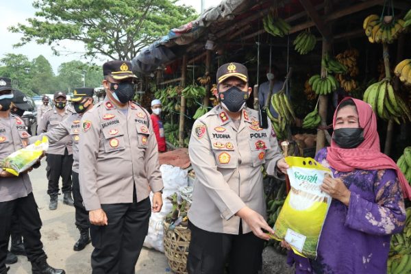 personel polres serang membagikan bansos kepada pedagang pasar banjarsari 26698