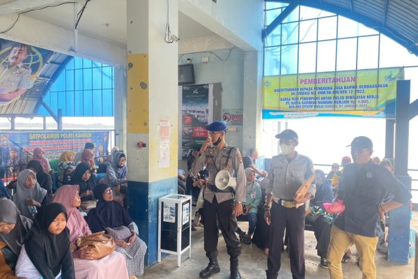 personel pos terpadu nataru mengimbau kamtibmas pada masyarakat di pelabuhan domestik karimun 52865