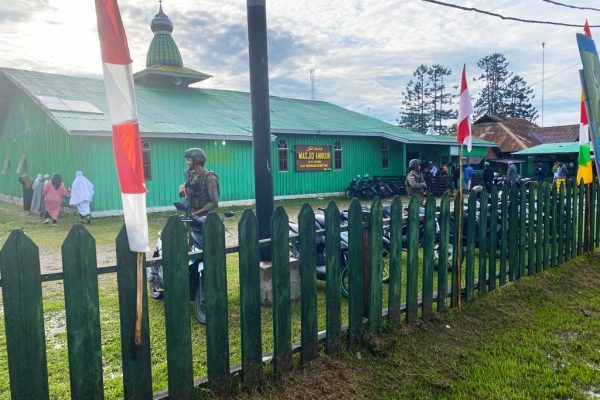 personel satgas odc 2024 laksanakan pengamanan shalat idul fitri di kab pegunungan bintang 72463