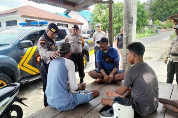 personel satgas omb polres kepulauan tanimbar gelar patroli dialogis 71522