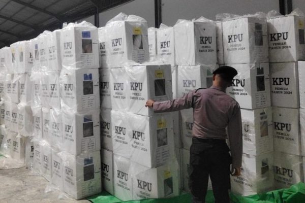 personel satgas omb sat samapta polresta balikpapan pastikan gudang logistik pemilu 2024 balikpapan aman 72121