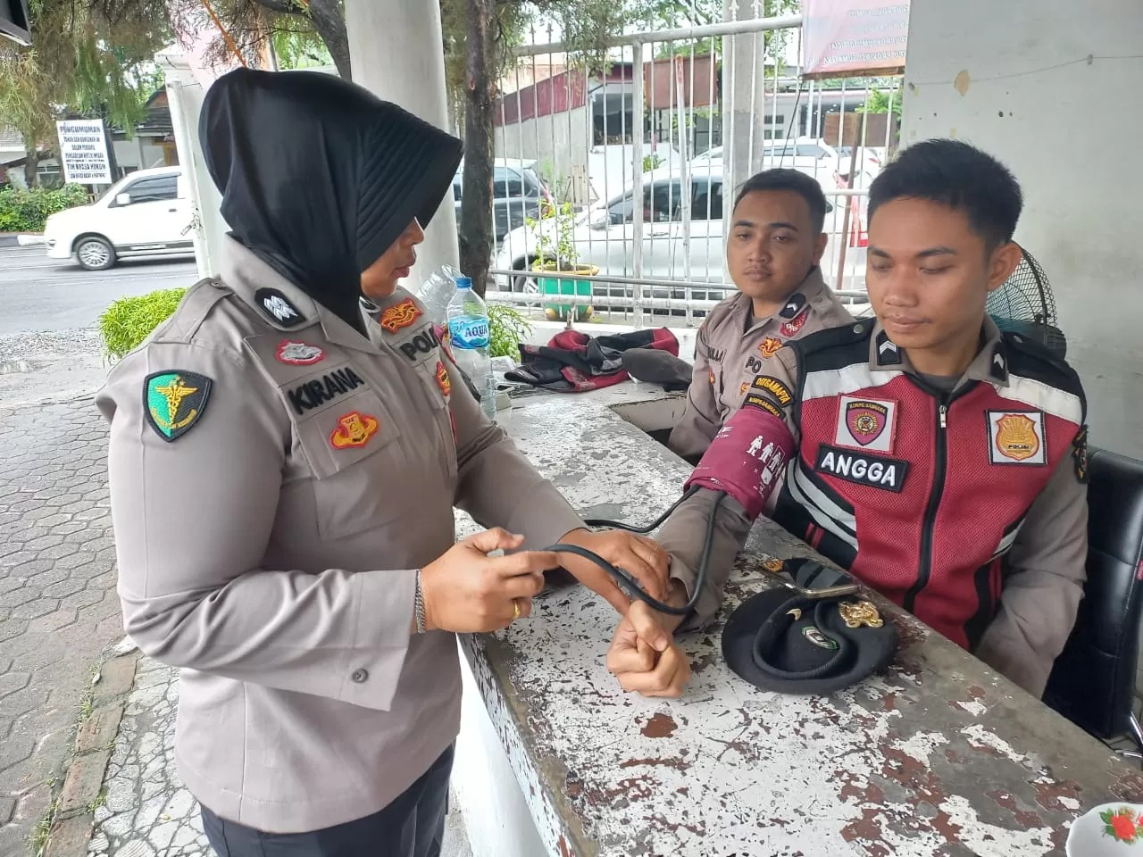 personel satgas operasi manta praja toba 2024 melaksanakan pemeriksaan kesehatan terhadap personel yang menjaga di kantor kpu dan bawaslu 79391