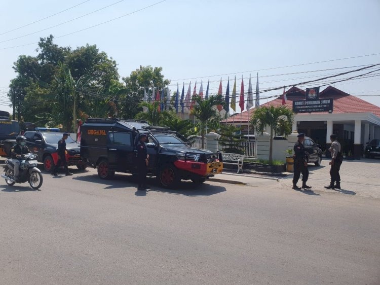 personel satgas tindak brimobda ntt gelar patroli kamtibmas di kpu dan bawaslu 65281