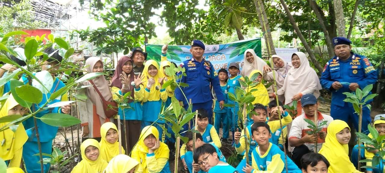 personil binmas air ditpolairud polda kaltim gelar penyuluhan mangrove kepada siswa sdn 003 balikpapan kota 84201