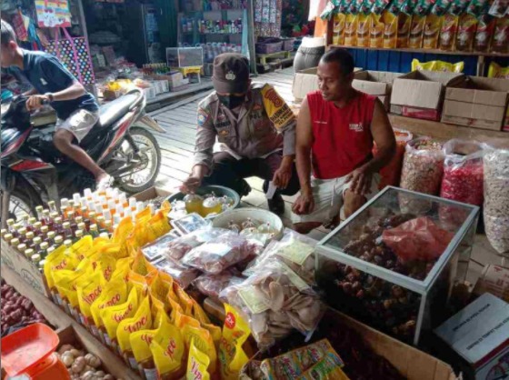 personil polsek pengabuan cek ketersedian dan pemantauan harga minyak goreng di toko 45347
