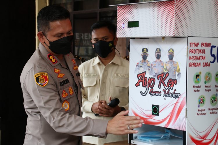 pertama di indonesia polresta malang kota luncurkan dispenser masker 18317
