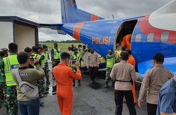 pesawat polri angkut bantuan dari oase kim bhayangkari dan ykb 17961