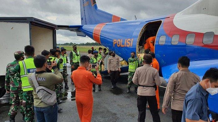 pesawat polri angkut bantuan dari oase kim bhayangkari dan ykb 17961