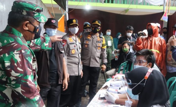 petugas tps dan warga kota cilegon dapat apresiasi dari kapolda banten atas penerapan prokes di tps 32869