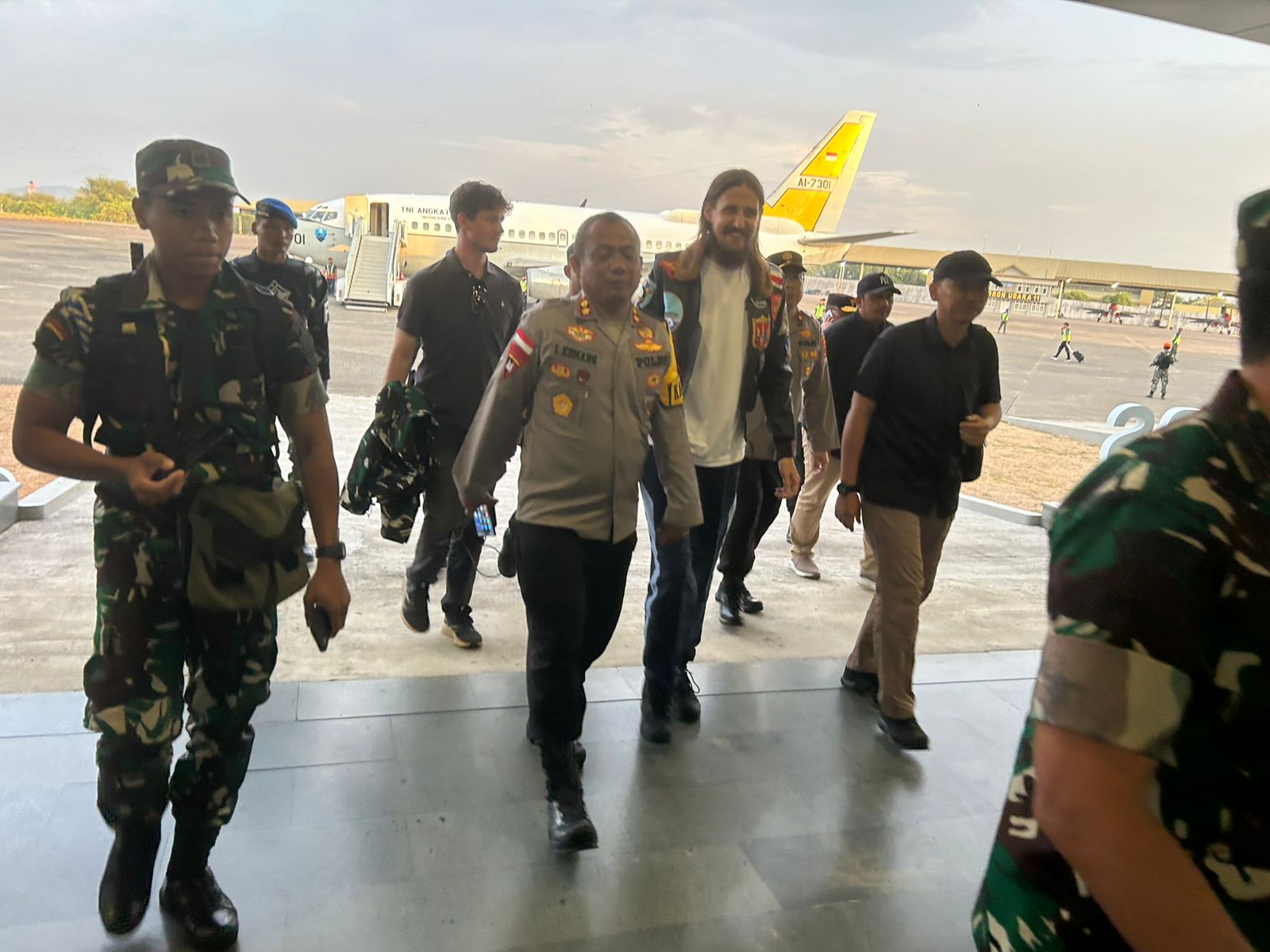 pilot philip mark mehrtens transit di bandara sultan hasanuddin sebelum bertolak ke jakarta 79123