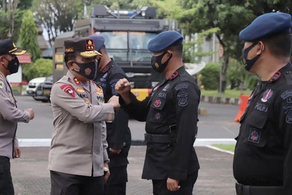 pimpin apel keberangkatan brimob bko polda metro jaya kapolda sulut ingatkan personel jalankan tugas dengan bangga 12965
